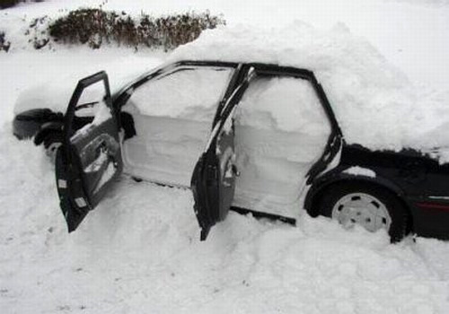 Салон машины завалило снегом