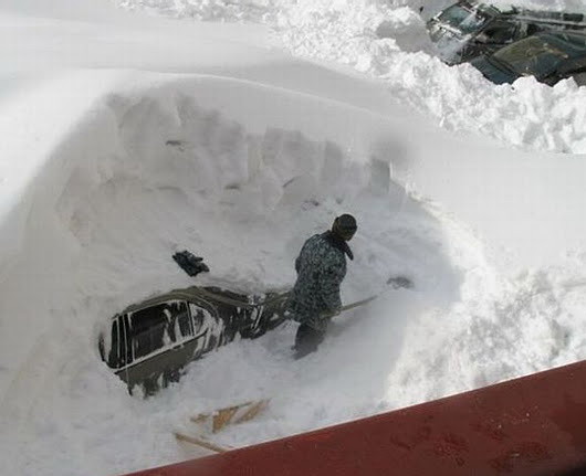 Машина в снежном плену